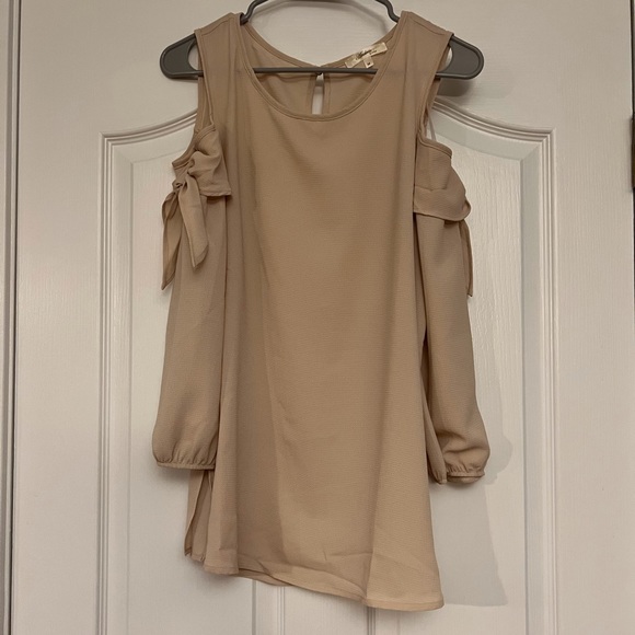 Taupe cold shoulder tie sleeve detail top, NWOT - Picture 7 of 10